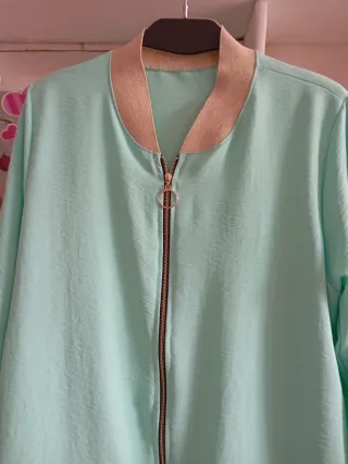 Chaqueta bomber fina verde y dorada