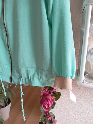 Chaqueta bomber fina verde y dorada