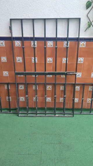 Valla,puerta de hierro y ornamento forja