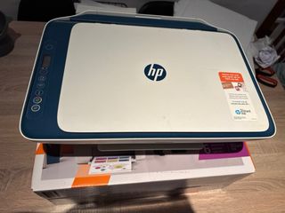 Impresora HP Blanca y Azul - Deskjet 2721e