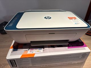 Impresora HP Blanca y Azul - Deskjet 2721e