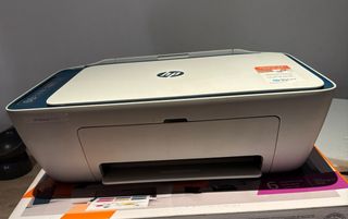 Impresora HP Blanca y Azul - Deskjet 2721e
