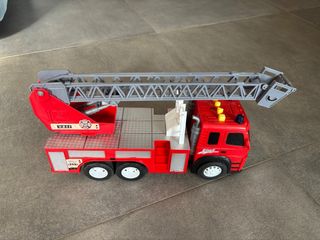 Camión de bomberos con escalera.