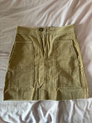 Falda H&M beige de pana con bolsillos