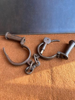 Antiche manette in ferro battuto numerate + chiave