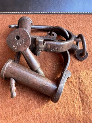 Antiche manette in ferro battuto numerate + chiave