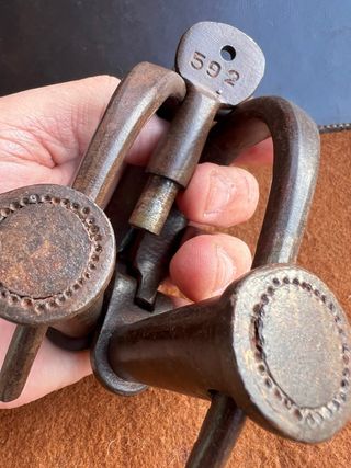 Antiche manette in ferro battuto numerate + chiave