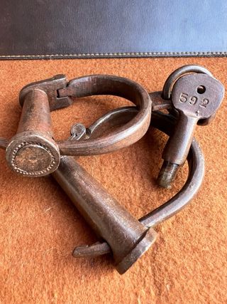 Antiche manette in ferro battuto numerate + chiave