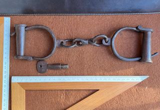 Antiche manette in ferro battuto numerate + chiave