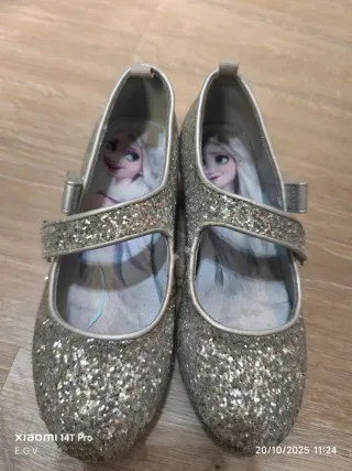 Zapatos de princesa plateados con brillos