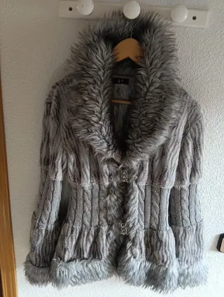 Abrigo gris con cuello y puños de pelo