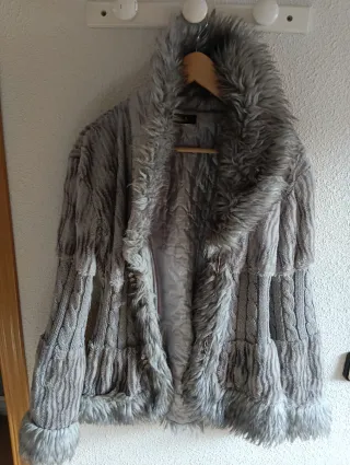 Abrigo gris con cuello y puños de pelo