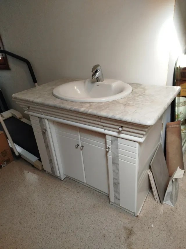 Mueble de baño con lavabo de mármol