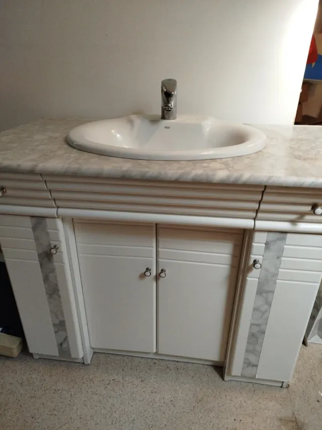 Mueble de baño con lavabo de mármol