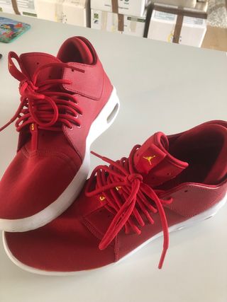 Zapatillas Jordan Rojas y Blancas