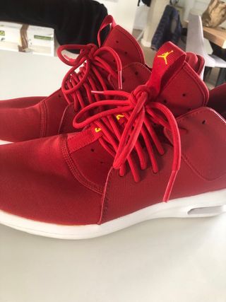 Zapatillas Jordan Rojas y Blancas