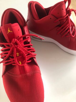 Zapatillas Jordan Rojas y Blancas