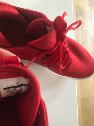 Zapatillas Jordan Rojas y Blancas