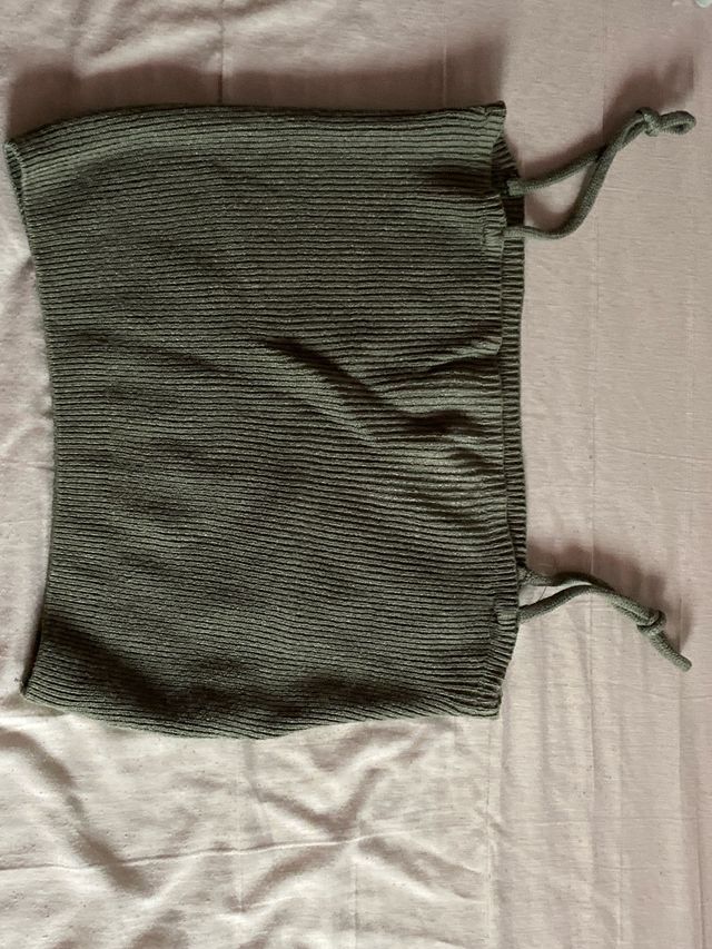 Top verde de canalé con cordones