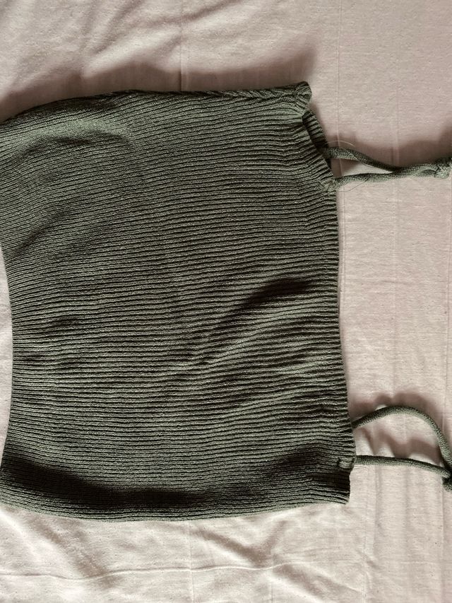 Top verde de canalé con cordones