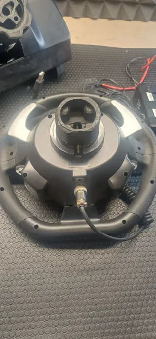 Volante Logitech G27 con cerchio Thrustmaster