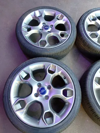 4 LLANTAS 17 FORD FIESTA SPORT NEUMÁTICOS 600€