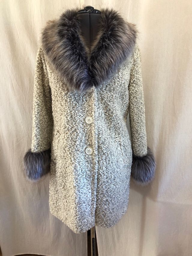 Chaquetón gris con cuello y puños de pelo