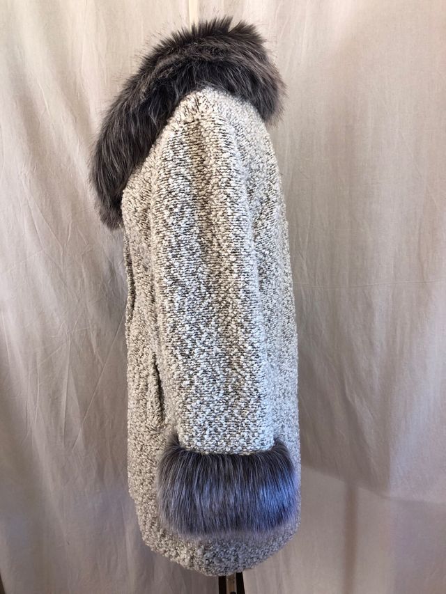 Chaquetón gris con cuello y puños de pelo