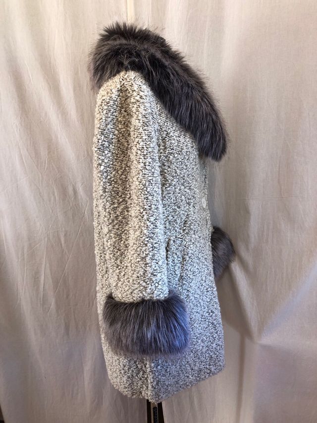 Chaquetón gris con cuello y puños de pelo
