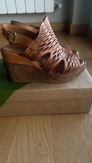 Sandalias cuña cuero hebilla “TOP3”