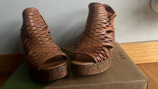 Sandalias cuña cuero hebilla “TOP3”