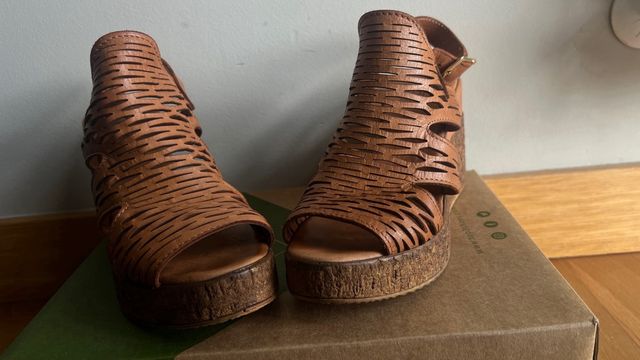 Sandalias cuña cuero hebilla “TOP3”