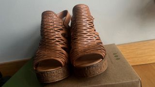 Sandalias cuña cuero hebilla “TOP3”
