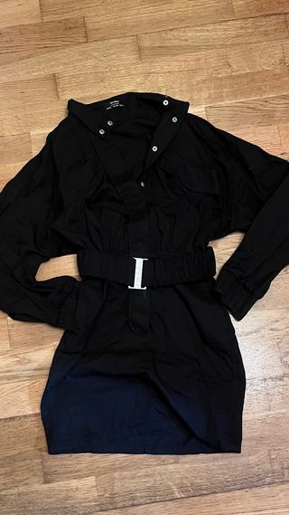 Vestido camisero Bershka negro con cinturón