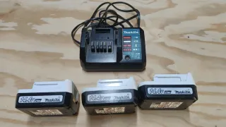 Cargador y 3 Baterías Makita 14.4V