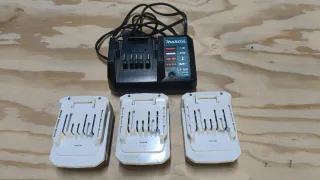 Cargador y 3 Baterías Makita 14.4V