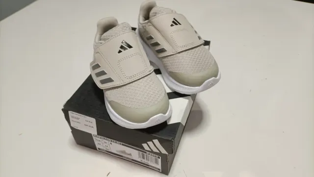 Zapatillas Adidas Bebé sin estrenar talla 24.