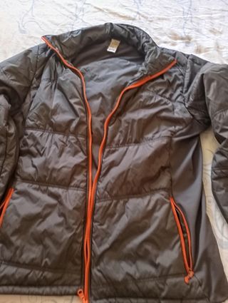 Chaqueta impermeable hombre gris y naranja