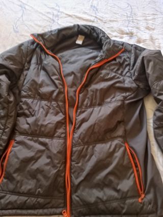 Chaqueta impermeable hombre gris y naranja