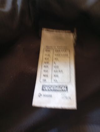 Chaqueta impermeable hombre gris y naranja