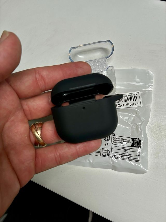 Fundas para AirPods 4 (Negro y Transparente)