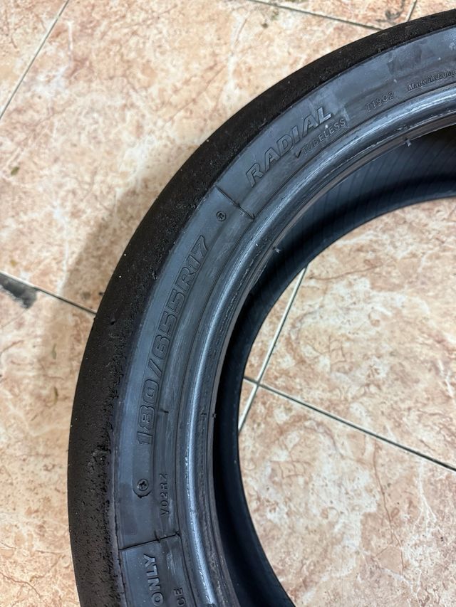 Neumáticos Bridgestone V02 delantero y trasero