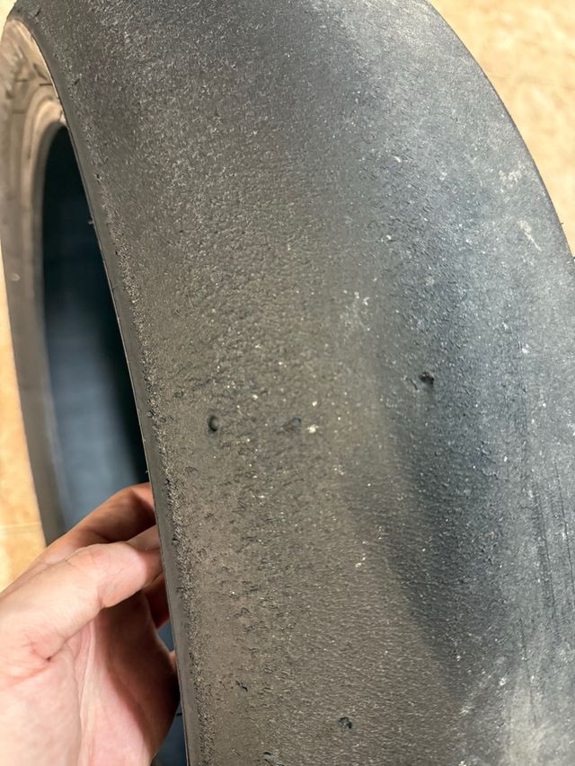 Neumáticos Bridgestone V02 delantero y trasero