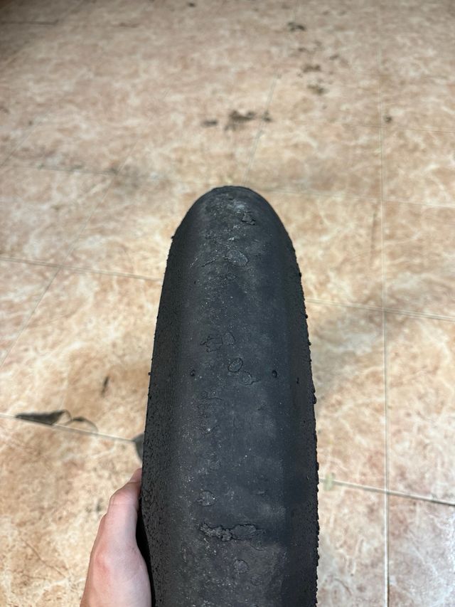 Neumáticos Bridgestone V02 delantero y trasero