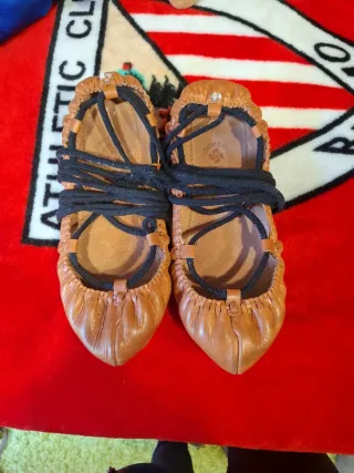 Abarcas de cuero con cordones 
