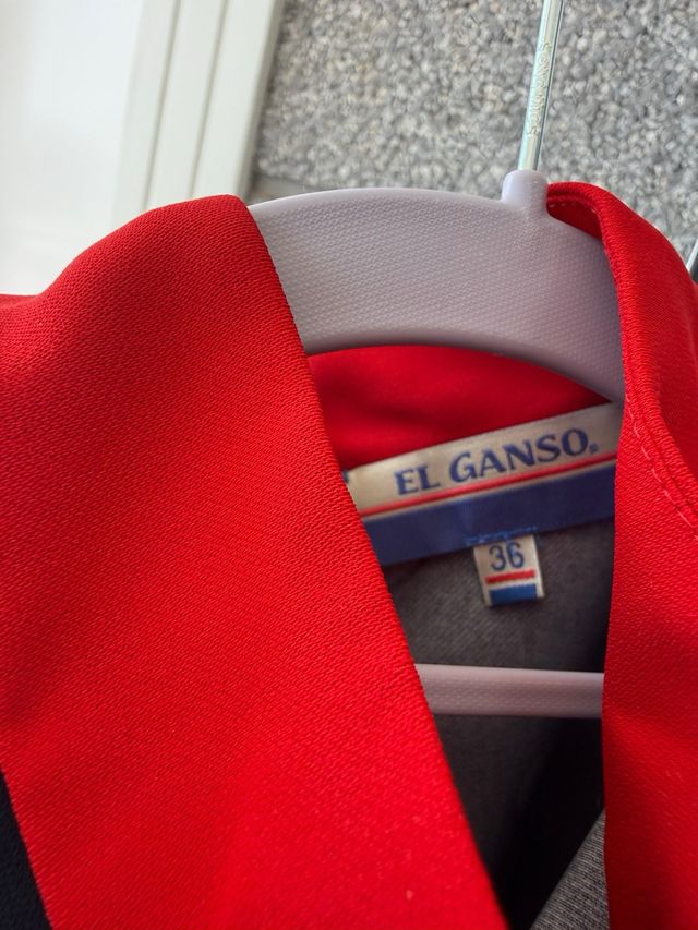 Vestido negro con lunares y cuello rojo