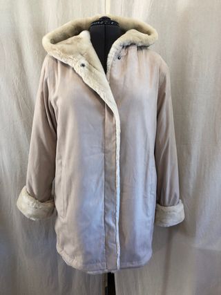 Abrigo corto beige con capucha