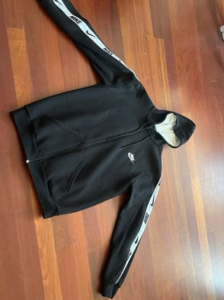 Chaqueta Nike Negra con Capucha y Cierre