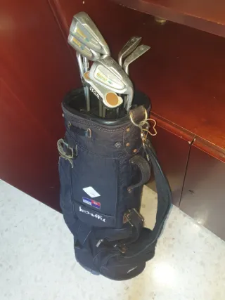 Bolsa de palos de golf y palos