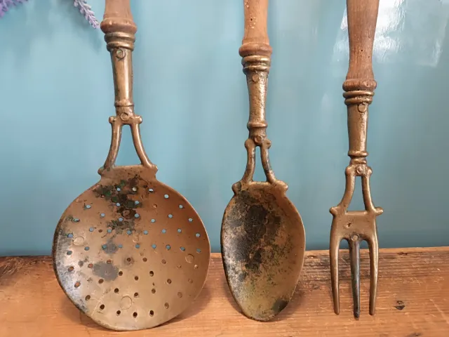 3 Utensilios antiguos de cocina bronce y madera